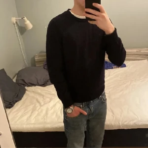 J.lindberg Merino tröja - J.lindberg merinoull tröja i väldigt fint skick. Storlek M men passar för S. Säljer den för den är för liten för mig, priset är 449 men går att diskuteras