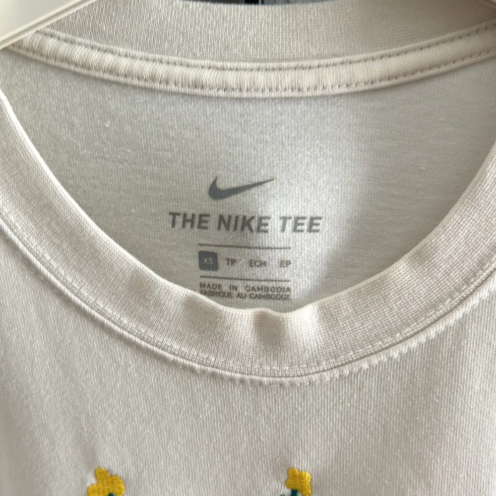 Väldigt fräsch Nike t-shirt som är snygg till sommaren. Bra kvalite. Storlek XS men är S/M för det är en oversized modell. . T-shirts.