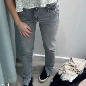 Fina mid waist jeans med slits från zara💗Säljer dessa då jag har köpt fel storlek, och har inte kommit till användning!💕Jättesnygga och jättefint skick! 