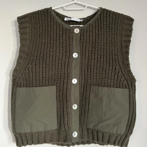 Stickad väst - Stickad väst med fickor! Storlek S, något mindre i storleken! I nyskick 