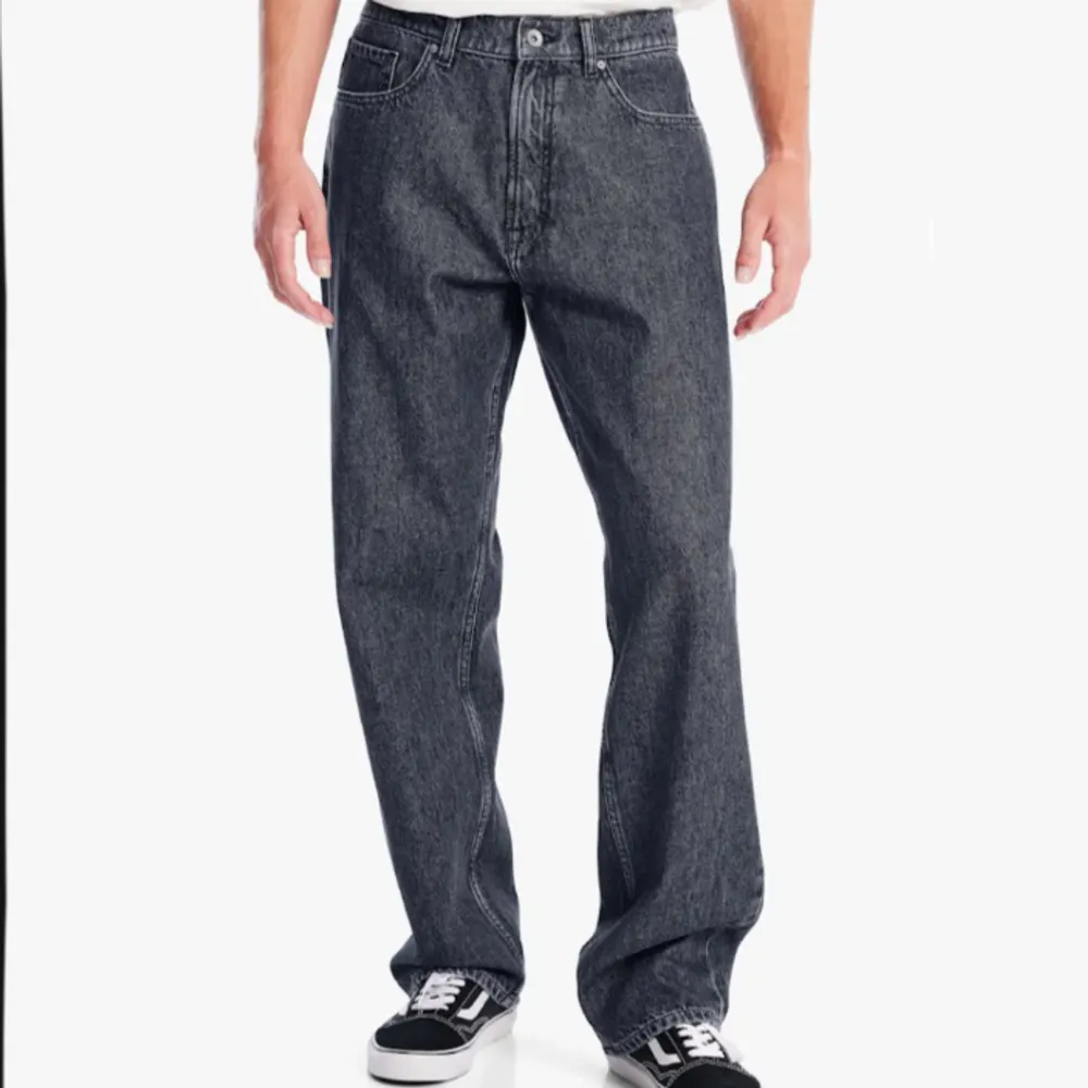 Loose jeans från vailent. Använda en gång, inga defekter. Köpta för 699. Jeans & Byxor.