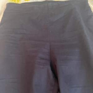 Marinblåa byxor från Hm som känns som skinny jeans. Materialet på byxorna är lite stretchigt  
