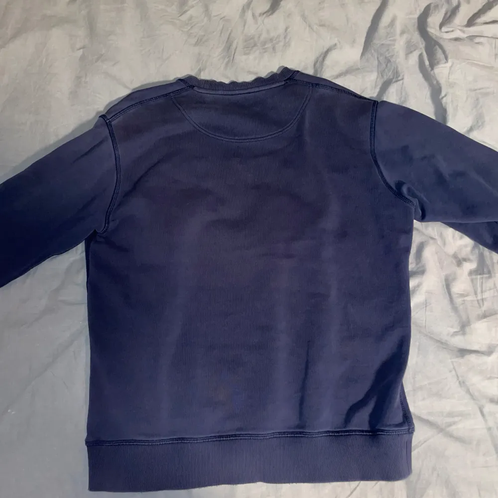 Kenzo sweatshirt mörkblå i super fint skicka inga hål eller fläckar. Köpt hos merchsweden. Storlek M. . Hoodies.