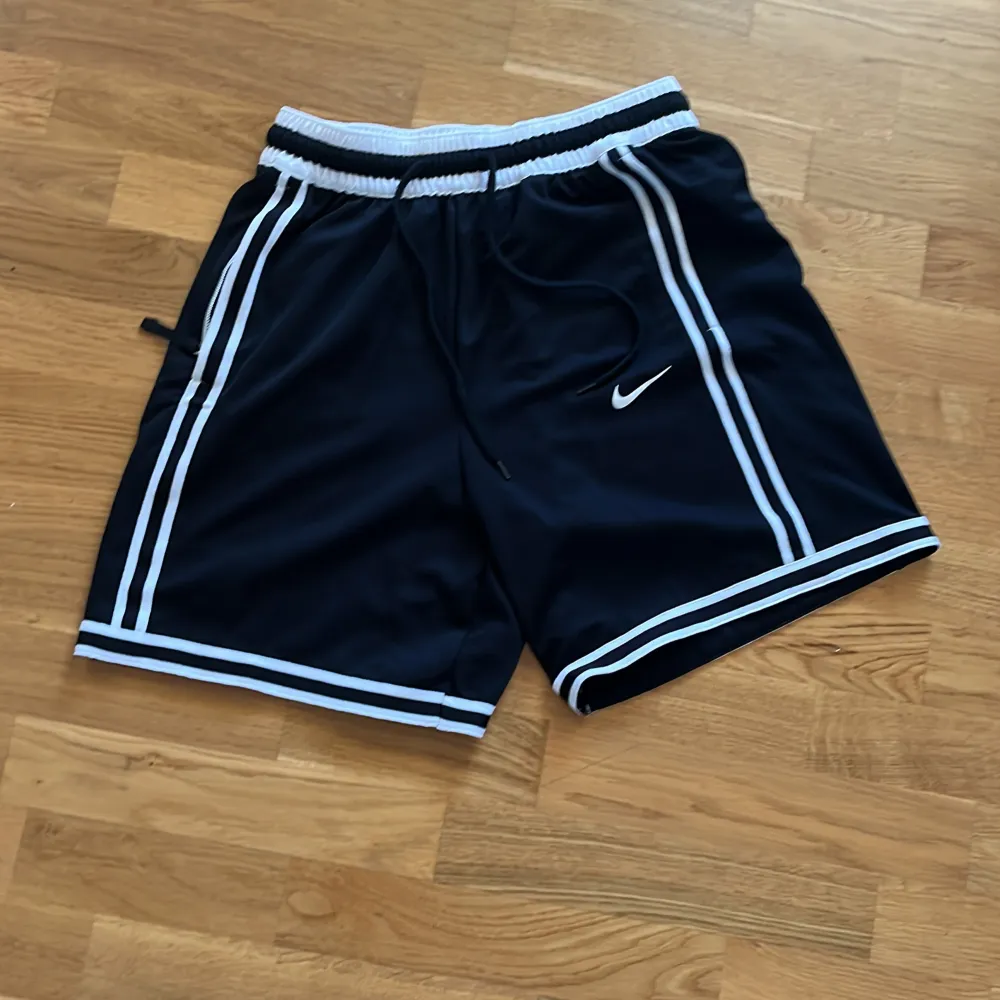 Ett par sköna Nike shorts i storlek M som är använda 1 gång(: ställ gärna frågor . Sport & träning.