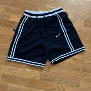 Ett par sköna Nike shorts i storlek M som är använda 1 gång(: ställ gärna frågor 