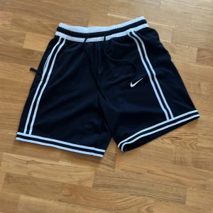 Nike shorts - Ett par sköna Nike shorts i storlek M som är använda 1 gång(: ställ gärna frågor 