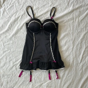 Korsett - Bra skick! Har inga andra bilder💗 storlek m, typ 75/80 B!
