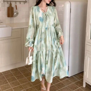 Lång sommarklänning☀️  - Superfin sommarklänning med grön/blå/vit färg. Den är oanvänd, endast testad. Den kommer ner till hälarna på mig som är 160cm.  Längd: 120cm Armarna: 65cm Priset kan diskuteras🥰