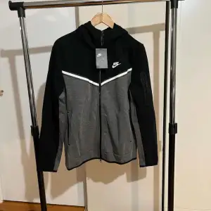 Helt ny och oanvänd Nike tech fleece tröja, 10/10 skick. Det står att den är storlek L men den sitter som en storlek S. Riktigt skön och bekväm. Rekommenderar starkt!.
