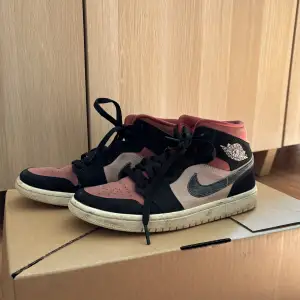 Rosa Nike Jordan skor i strl 38. Bra skick men behöver rengöras. 