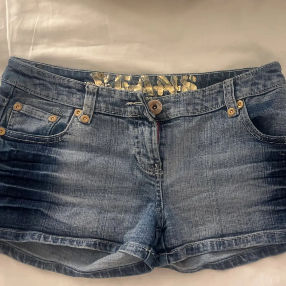Hej! Säljer dessa jeans shorts pga att de ej anvönds. Storlek 38 sitter bra på mig (36,34) går ej ner i pris💕. Shorts.