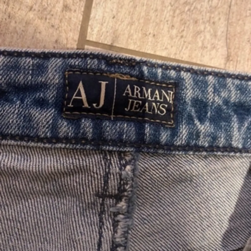 Super snygga Armani jeans, i bra skick!! Säljer då jag har flera liknande❣️midjemått är 72 och innerbenslängd är 77💕. Jeans & Byxor.