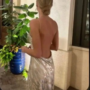 Balklänning  - Intressekoll på denna fina balklänning. Aldrig använd och lapparna är kvar🫶🏼