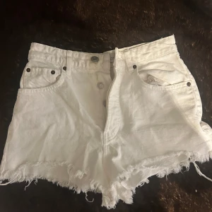 Vita jeans shorts  - Högmidjade jeansshorts som nästan aldrig har används. De är i jätte bra skick 