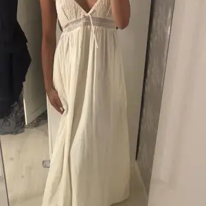 Säljer denna vita jättefina långklänningen som jag endast testat🫶🏼🫶🏼 helt perfekt nu till sommaren. Helt ny med lappen kvar 💕💕Pris kan sänkas till 300 vid snabb affär 🙏🏼