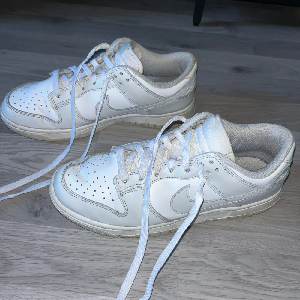 Nike från merch Sweden, köpt ett par nya så använder ej dessa. Storlek 39. Skor.