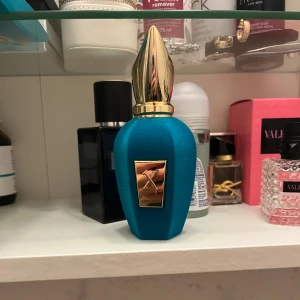 Xerjoff Erba Pura 50ML - Hej, jag körde blind buy på denna och känner nu att doften inte riktigt passar mig. Har använt den 4-5ggr med 3 spray per gång. Svårt att säga hur mycket jag använt men det är inte mycket alls.   Inköpspris 1900kr