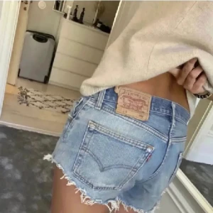 Levi’s jeansshorts  - Köpta här på plick för 300 men har själv aldrig använt dom då dom är väldigt för små för mig. Storlek xs (W23) men i övrigt fint skick! 34 cm rakt över, första bilden är lånad