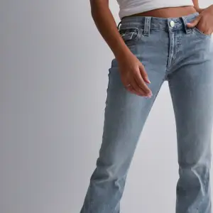 Säljer dessa jättefina true religion jeansen i modellen joey då de tyvärr inte passar mig.kvaliteten på jeansen är som nya då jag bara använt dom ett fåtal gånger! Priset kan diskuteras😊