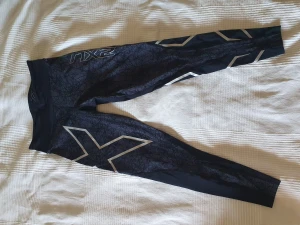 2xu träningstights stl M - 2xu kompressionstights stl M, knappt använda, fint skick. Mid rise