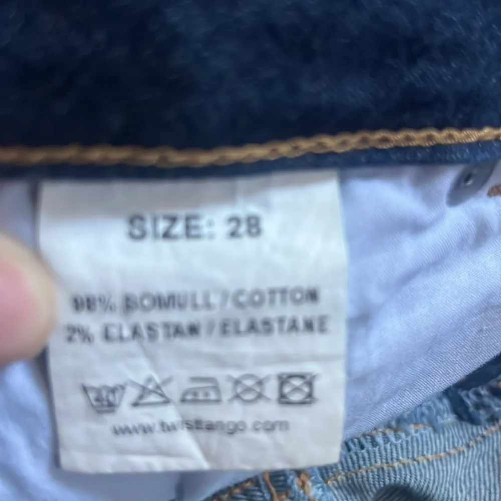 Blåa jeans! Jättebra skick fick dom för ett tag sen men dom var för små så har aldrig använt dom. . Jeans & Byxor.