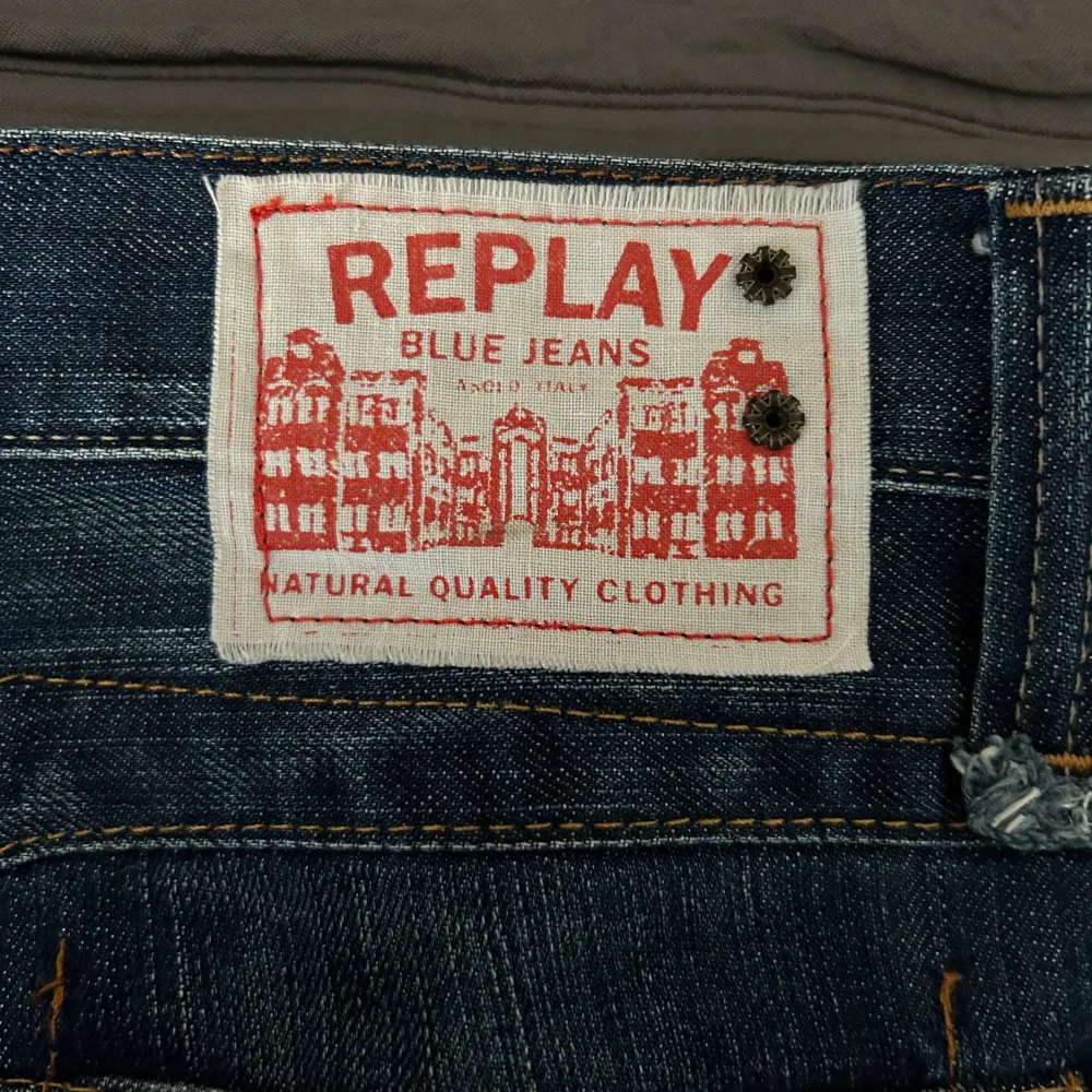 Ett par replay jeans i okänd modell. Sitter slim/regular. Skick som nytt (små slitningarna är del av designen). Nypris runt 1500kr!. Jeans & Byxor.