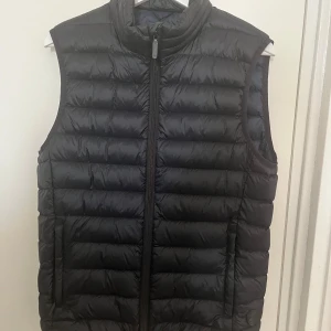 Väst - Säljer min väst från Dressmann då den inte kommer till användning längre, nypris 700kr mitt pris 300kr 