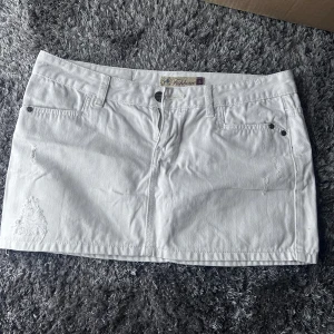 lågmidjad vit jeanskjol - så fin lågmidjad jeans kjol!! står storlek L men sitter mer som en M