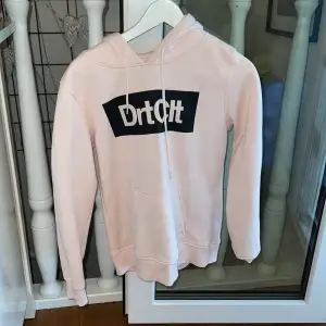 rosa dirtcült hoodie,använt skick, frakt tillkommer 