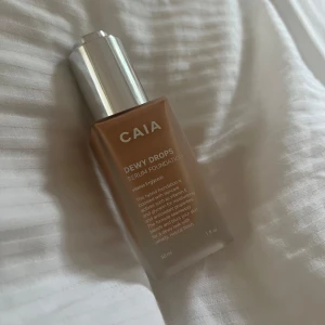 Caia dewy drops - Dewy drops från Caia. Färgen 30C (ljus till medium med kall underton). Produkten är endast testad och säljs då färgen inte riktigt passade mig. Nypris 345kr.