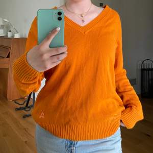 Skön thriftad tröja i fin orange färg 🧡storlek M men sitter snyggt oversized som en storlek S! 