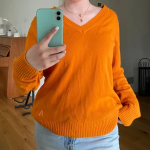 orange tröja - Skön thriftad tröja i fin orange färg 🧡storlek M men sitter snyggt oversized som en storlek S! 