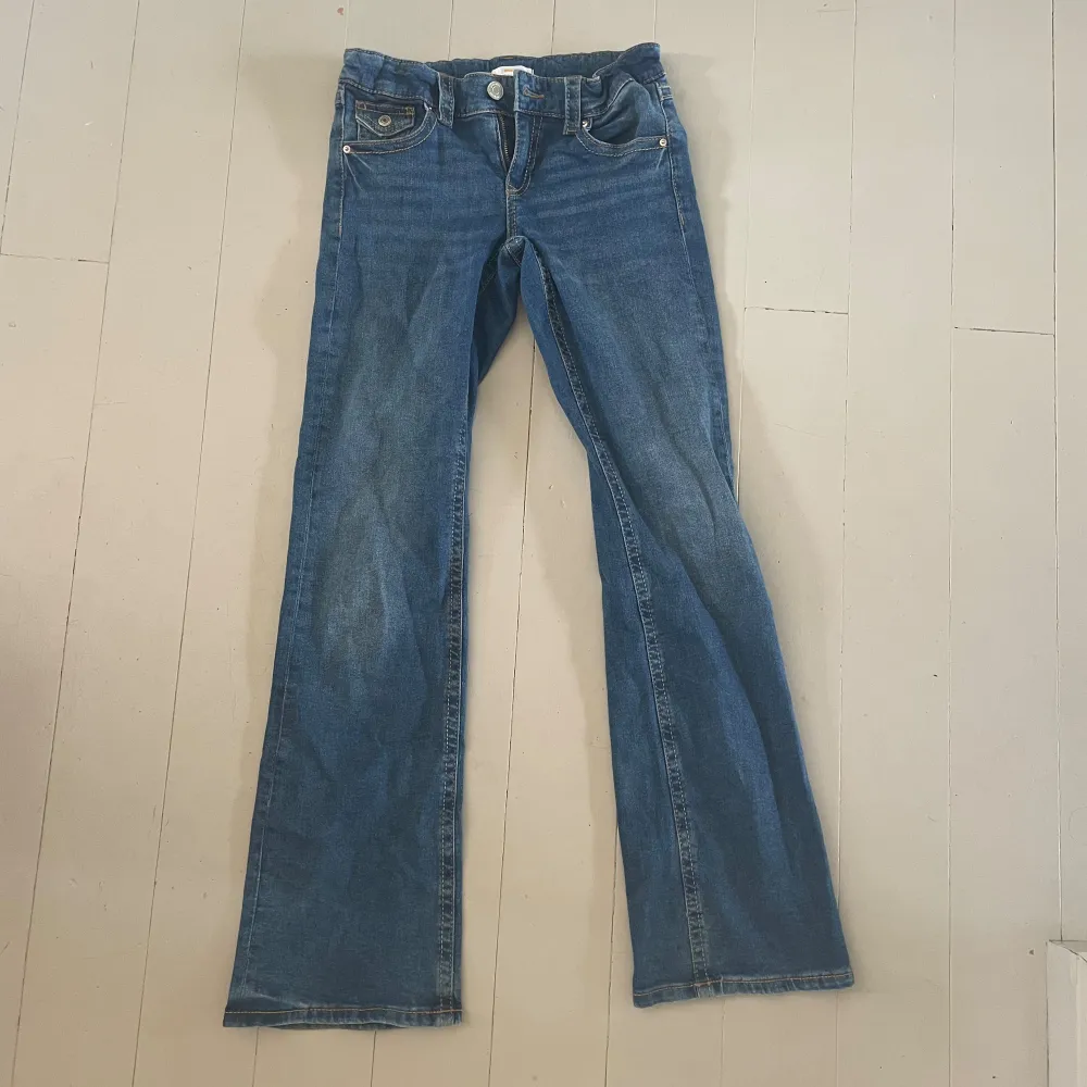 Säljer mina slutsålda blå jeans från gina i storlek 170 ❤️ helt nya och använda max två gånger ❤️ nypris: 349kr mitt pris: 199kr ❤️. Jeans & Byxor.