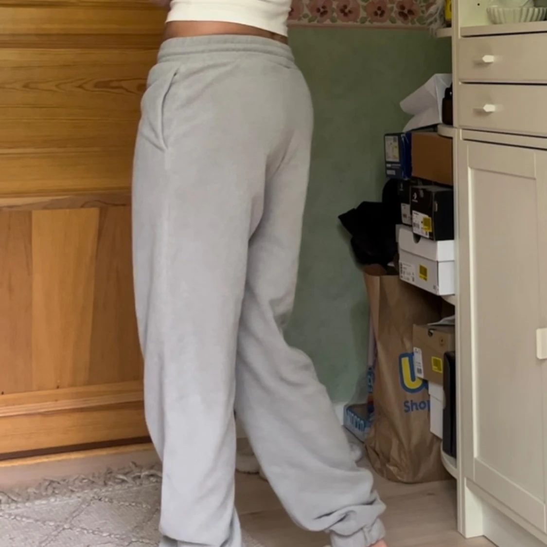 Gråa mjukisbyxor - 91