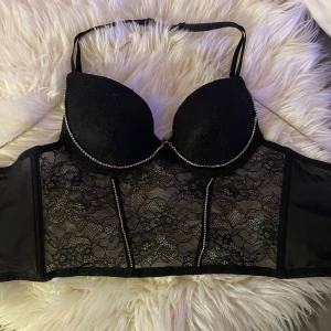 halter push-bh - jättefin bh halter topp med diamanter och spets!🤍 köpt från primark i england men aldrig kommit till användning då jag inte tyckte att den passa mig🤍 den har även jättefina diamanter på ryggen!