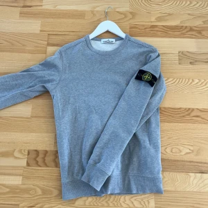 Stone Island Sweatshirt - Säljer nu denna fina Stone island sweatshirten. Grå. Storlek Small. 9,5/10 skick, använd 2 gånger. Givetvis äkta. Prislapp finns kvar fast avklippt. Nypris≈3000 . Byten accepteras
