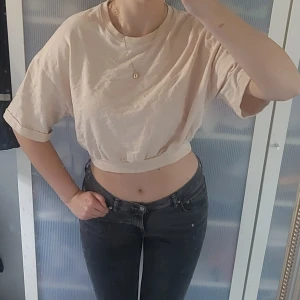 Beige T-shirt  - En beige t-shirt, använd fåtal gånger men inga defekter eller fläckar, säljer för det inte riktigt är min stil, skriv vid frågor. 