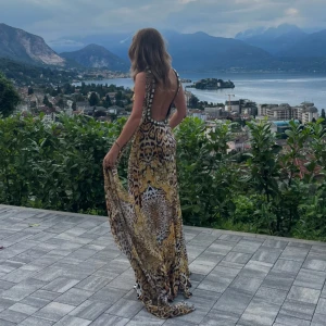 Långklänning med öppen rygg och diamanter  - Långklänning / aftonklänning med öppen rygg och diamanter i storlek M 