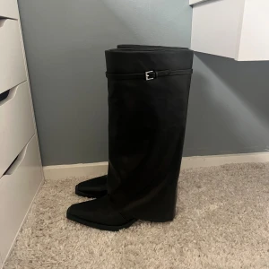 Boots with buckles - Svarta knee High boots från Pull and bear, använda en gång på nyår, tyvärr har de blivit försmå så kan inte använda de längre. Storlek 37 och 3,5cm klackhöjd☺️ nypris 699kr