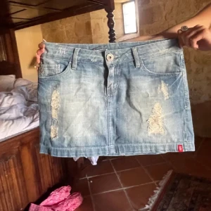 Lågmidjat jeanskjol  - Säljer den här suuper snygga jeanskjolen! Strl S/36 