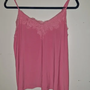 Rosa spetslinne - Ett gulligt rosa spetslinne som inte kommit till användning. Från NewYorker.