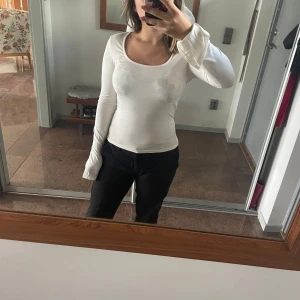 Vit super fin tröja från gina - Denna är helt oanvänd köptes för 200kr säljer den för 100kr den är i storlek xs❤️