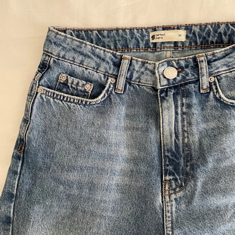 Sparsamt använda mid waist jeans från Gina Tricot i rak modell. Storlek 34. Mycket gott skick. Använda 2-3 ggr. Säljer då de inte kommer till användning. Tveka inte att ta kontakt vid frågor eller för fler bilder! 🥰. Jeans & Byxor.