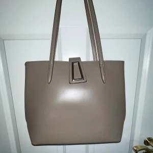 Handväska från Zara - En jättefin beige/brun väska frpn Zara.   Finns även att hämta i Åmål eller Karlstad. 