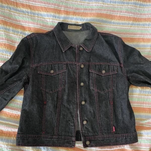 Jeansjacka  - Mörkare denim med rosa stygn