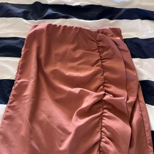 Kjol - Kjol från bubbleroom, bra skick söt mellanlångkjol