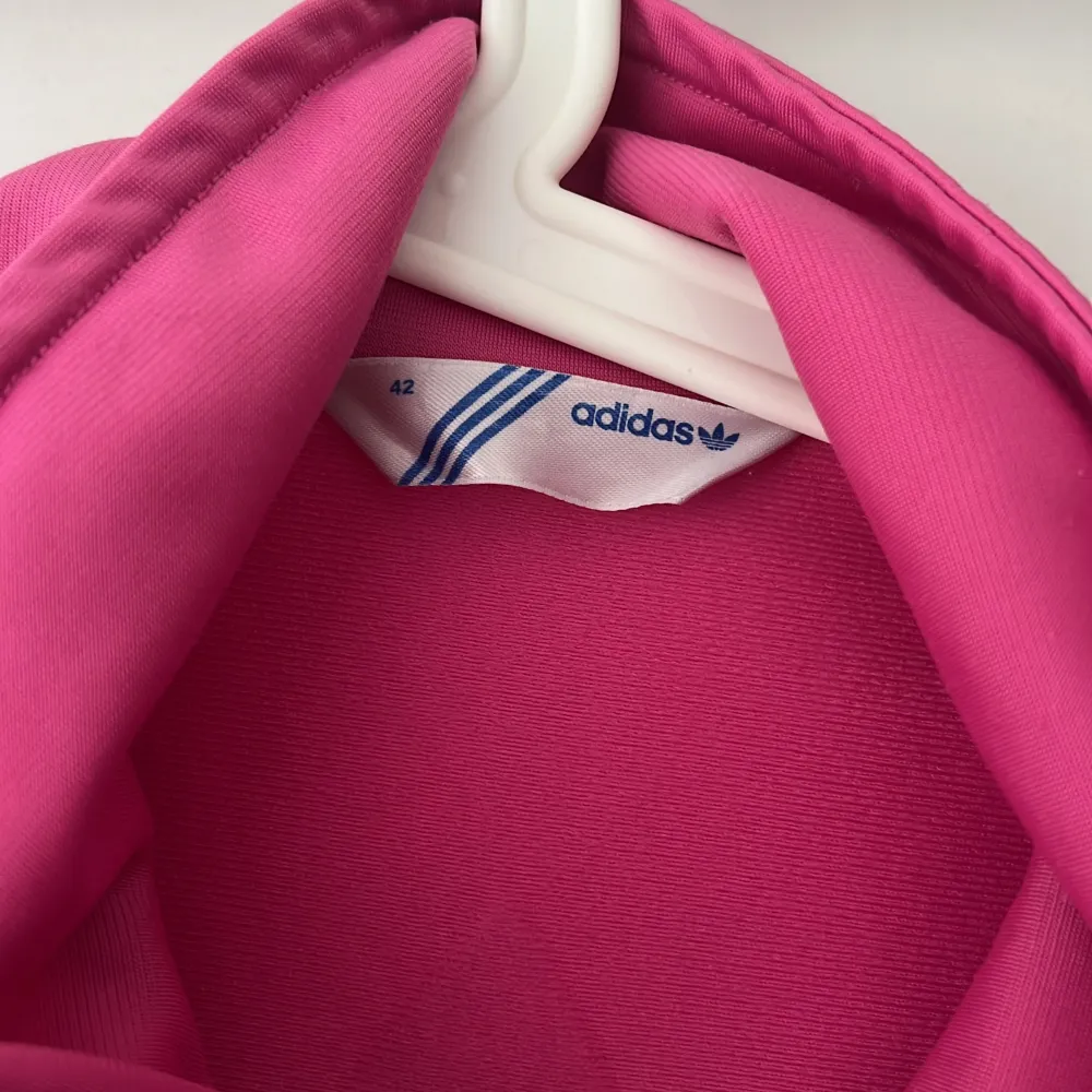 En adidas ”jacka” från 2000 talet som jag och min syster haft. Väldigt bra nyskick och tvättad. Dock tappat lite färg på dragkedjan som är rosa, men inte märkvärdigt.. Takit.