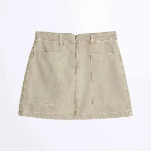 Beige jeanskjol ifrån Gina Tricot  - En beige jeanskjol med dragkedja ifrån Gina tricot. Det finns två fickor på framsidan. Säljer pga att den inte används längre. 💕