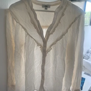 Blus  - Superfin blus med volanger. Passar storlek s/m