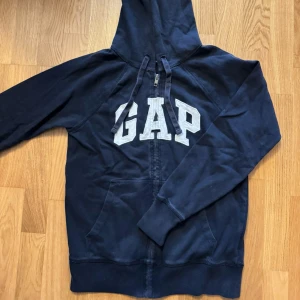 Huvtröja - Mörkblå zip-hoodie från GAP i strl XS
